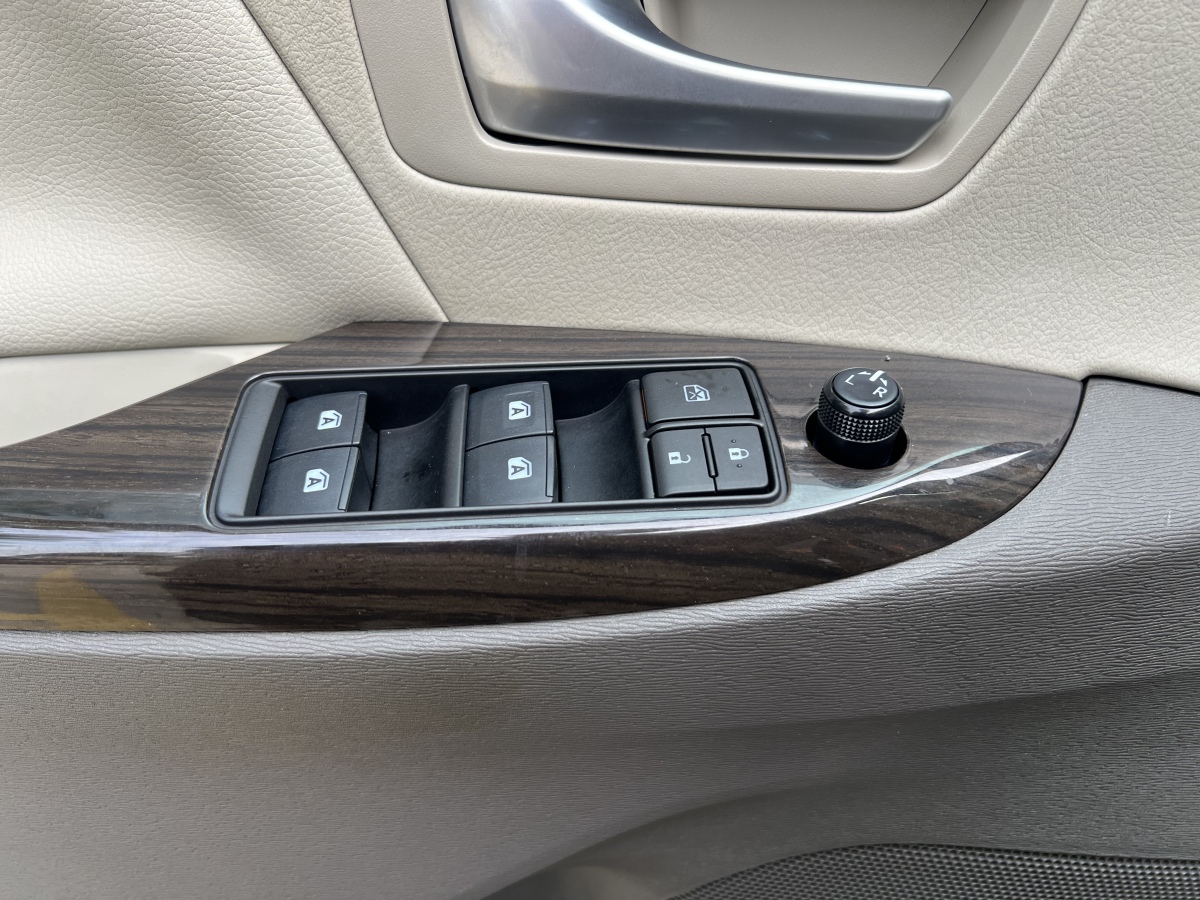 Toyota SIENNA 2018 #9 Toyota SIENNA 2018 car image #9