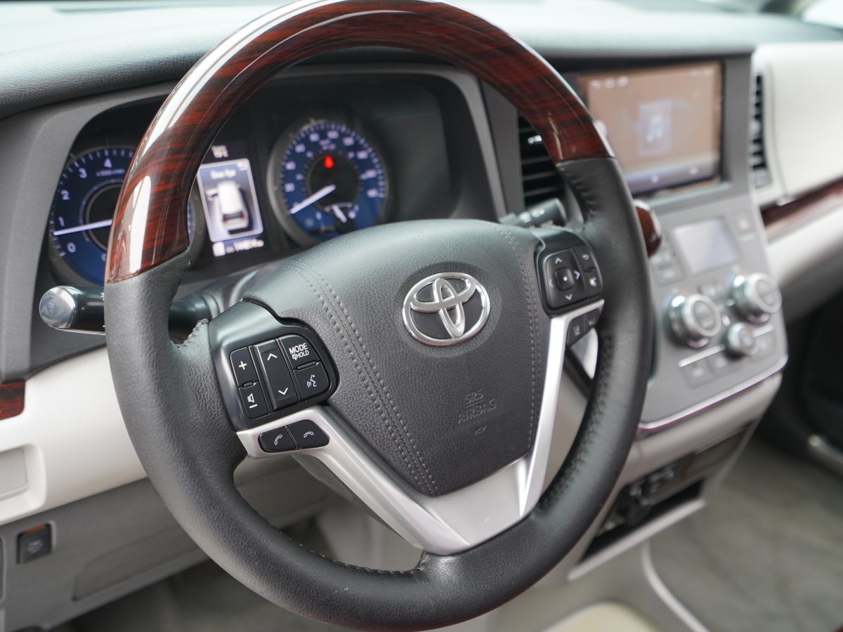 Toyota SIENNA 2018 car image #9