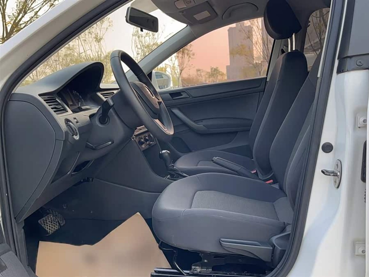 Skoda Rapid Spaceback 2014 car image #9