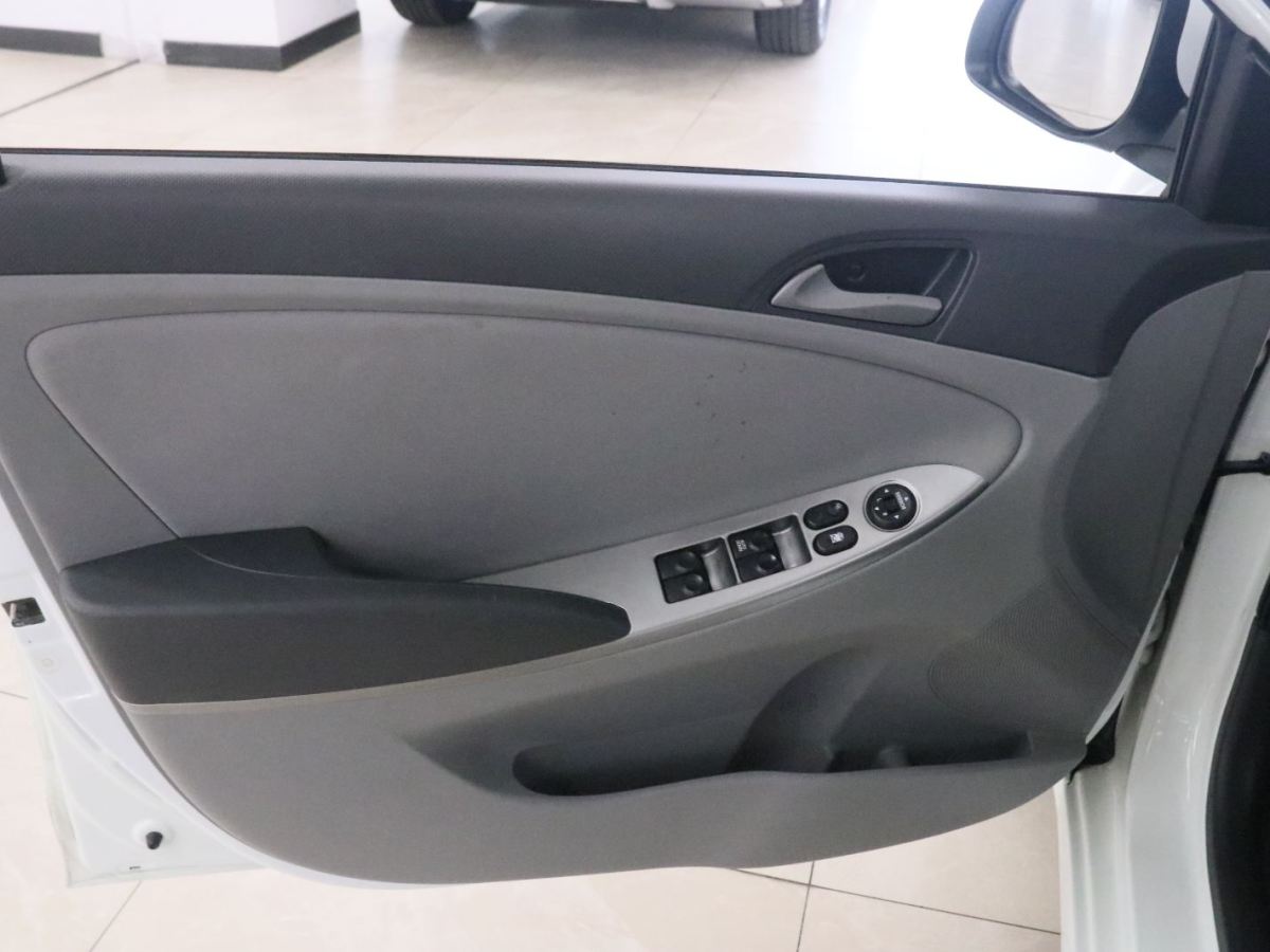 Hyundai Reina 2014 #9 Hyundai Reina 2014 car image #9