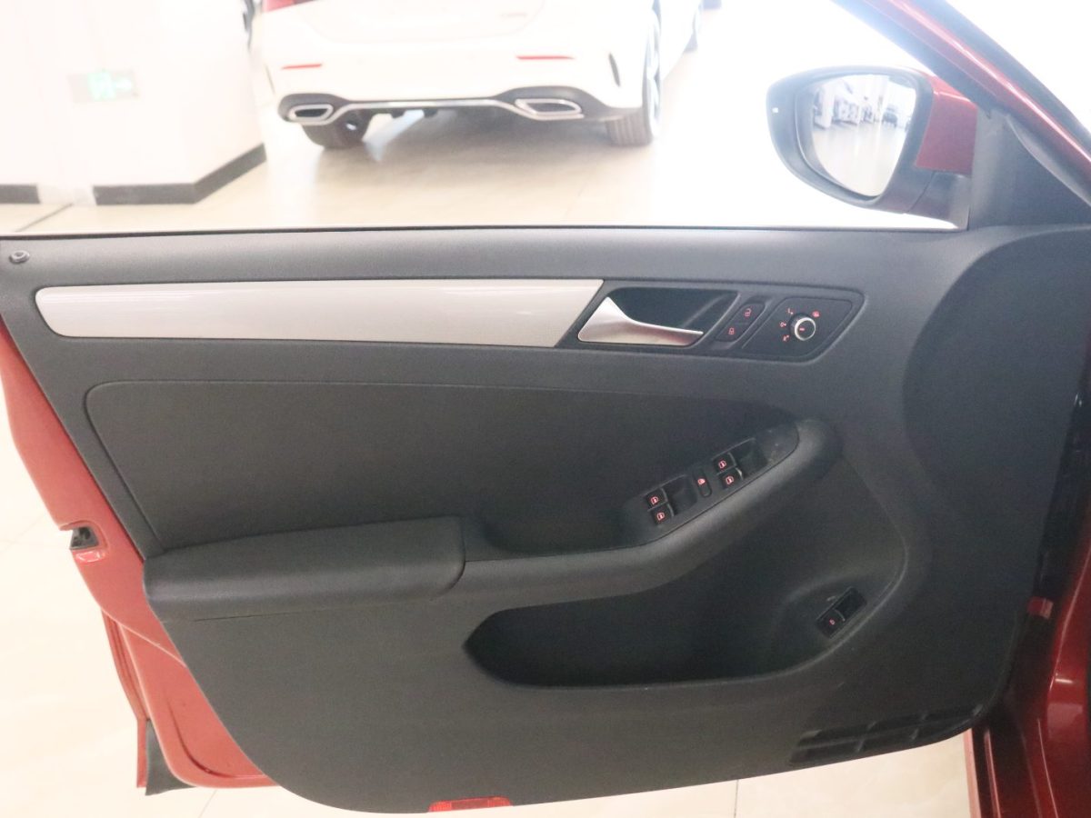 Volkswagen Sagitar 2013 immagine di auto #9