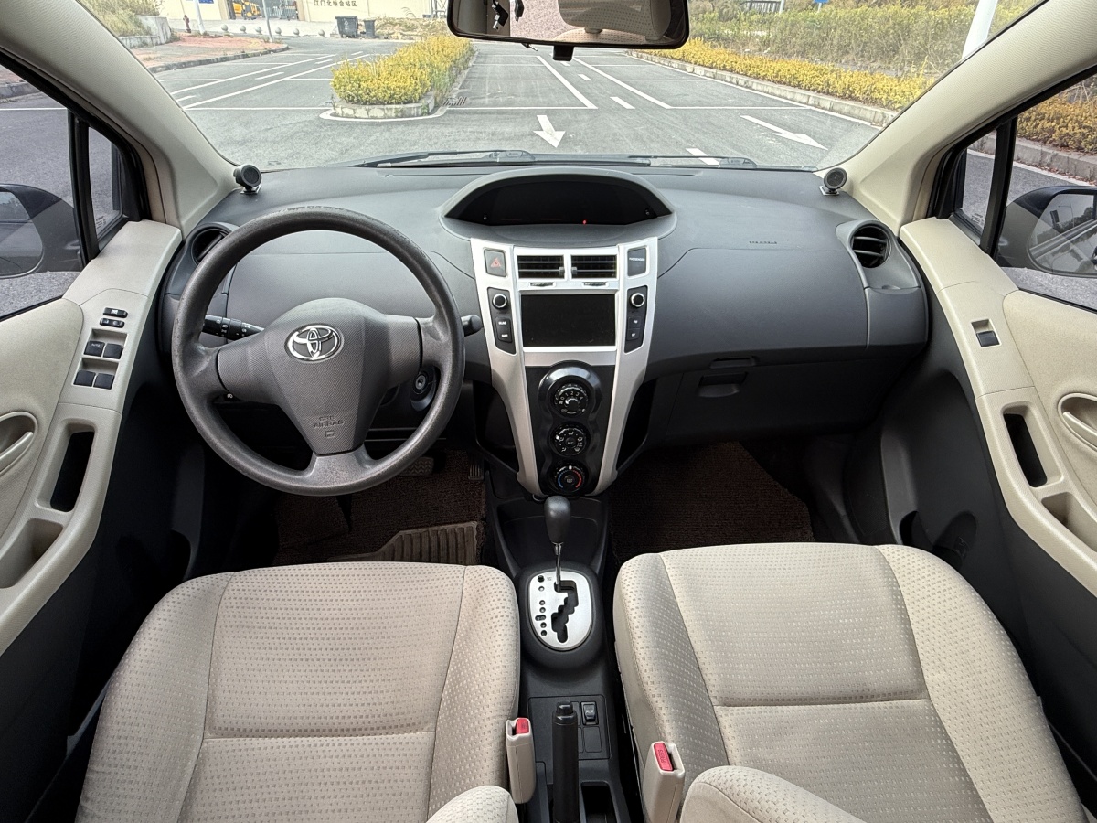 Toyota Yaris 2010 car image #9