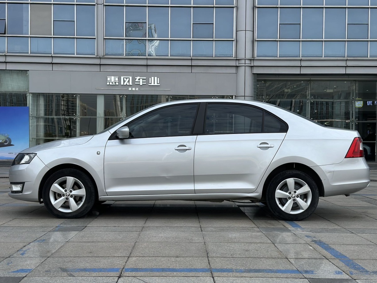 Skoda Rapid 2014 car image #9