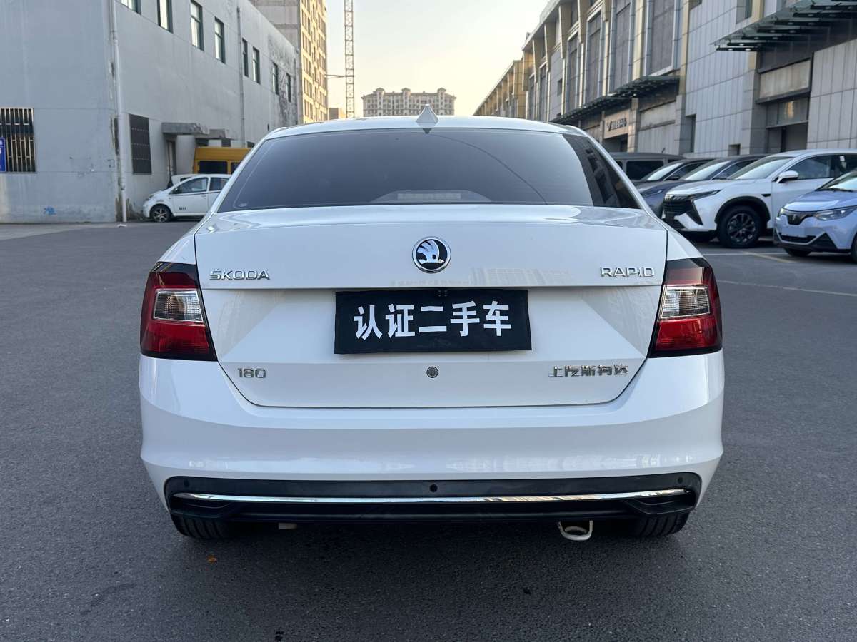 Skoda Rapid 2018 car image #9