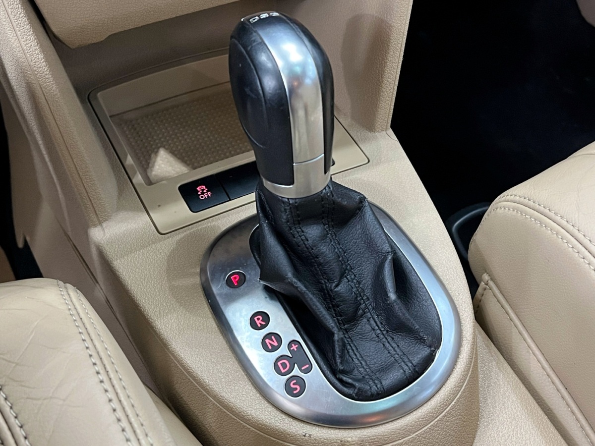 Volkswagen Touran 2012 car image #9