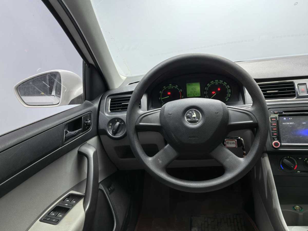 Skoda Rapid 2014 car image #9