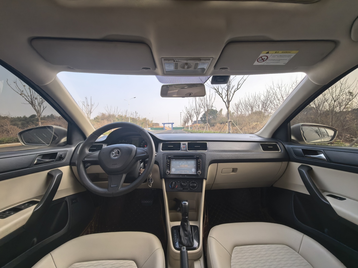 Skoda Rapid 2014 car image #9