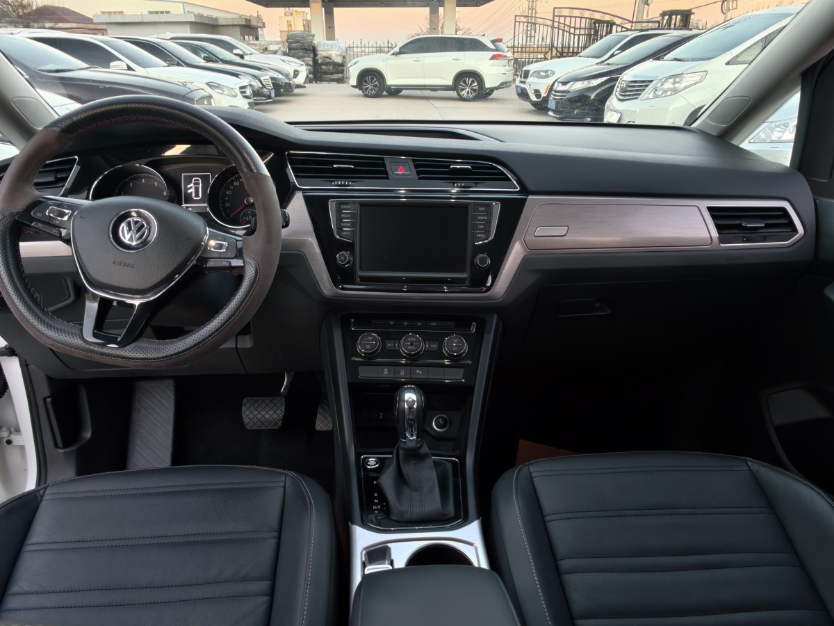 Volkswagen Touran 2018 car image #9