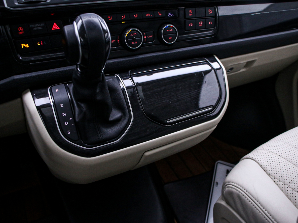 Volkswagen Multivan 2020 car image #9