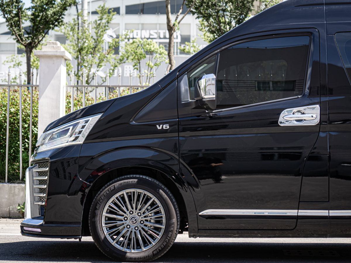 Toyota Hiace 2024 car image #9