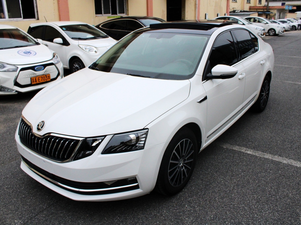 Skoda Octavia 2020 car image #9