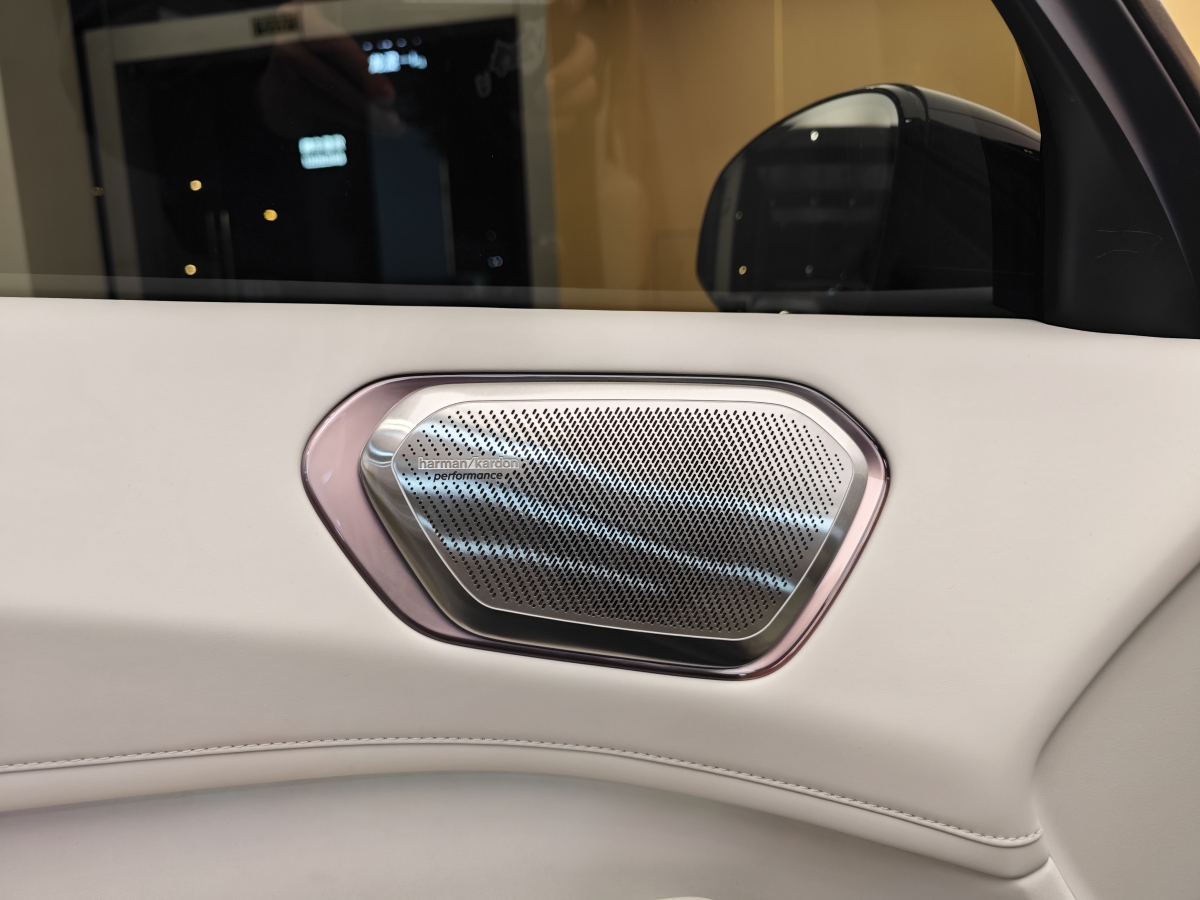 Lynk & Co 900 2025 car image #9