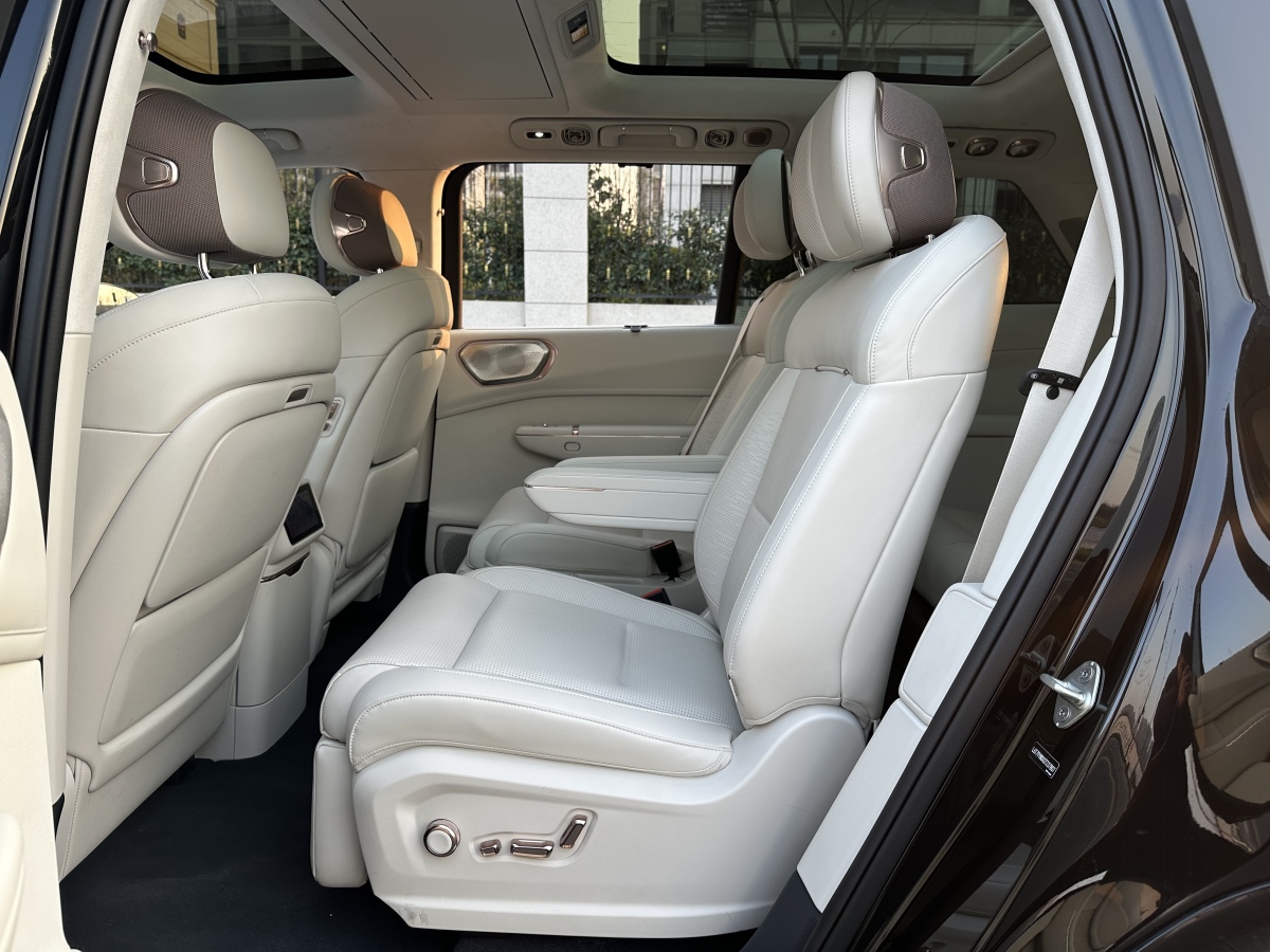 Lynk & Co 900 2025 car image #9
