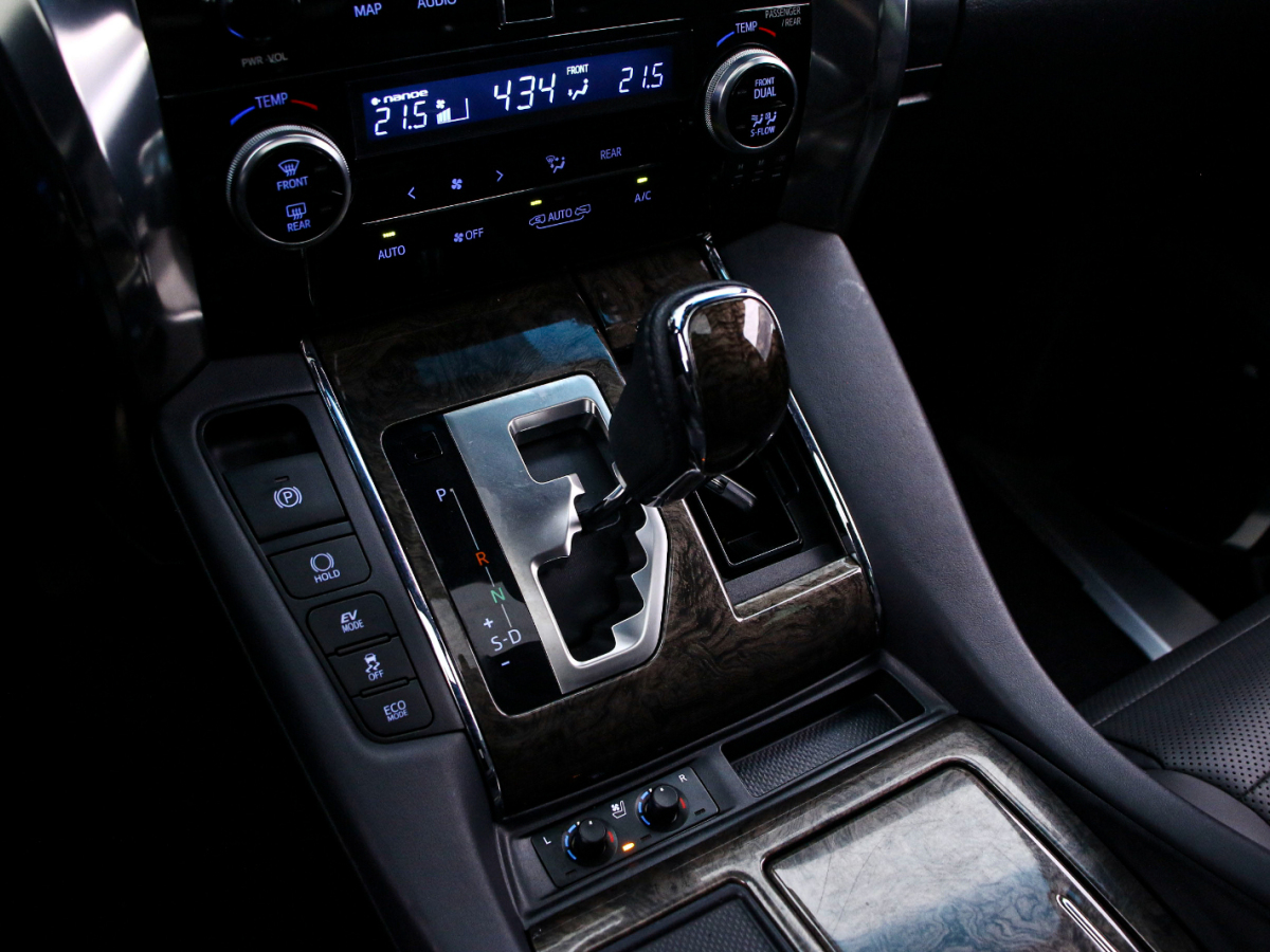 Toyota Alphard 2021 #9 Toyota Alphard 2021 car image #9