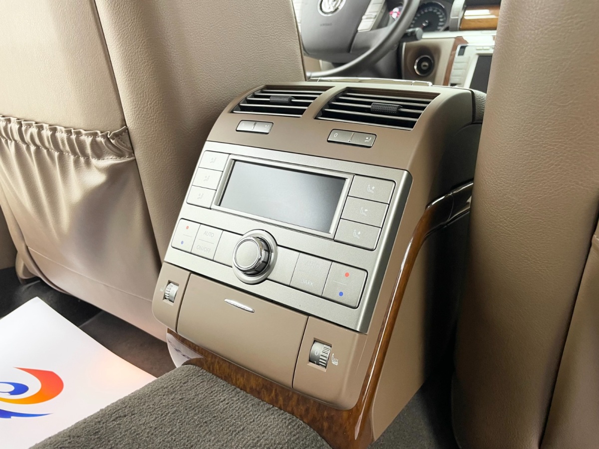 Volkswagen Pheaton 2012 immagine di auto #9