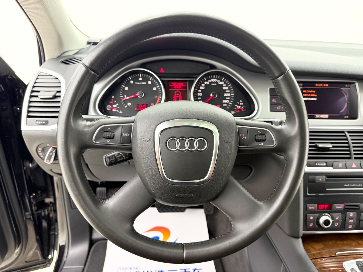 Audi Q7 2010 car image #9