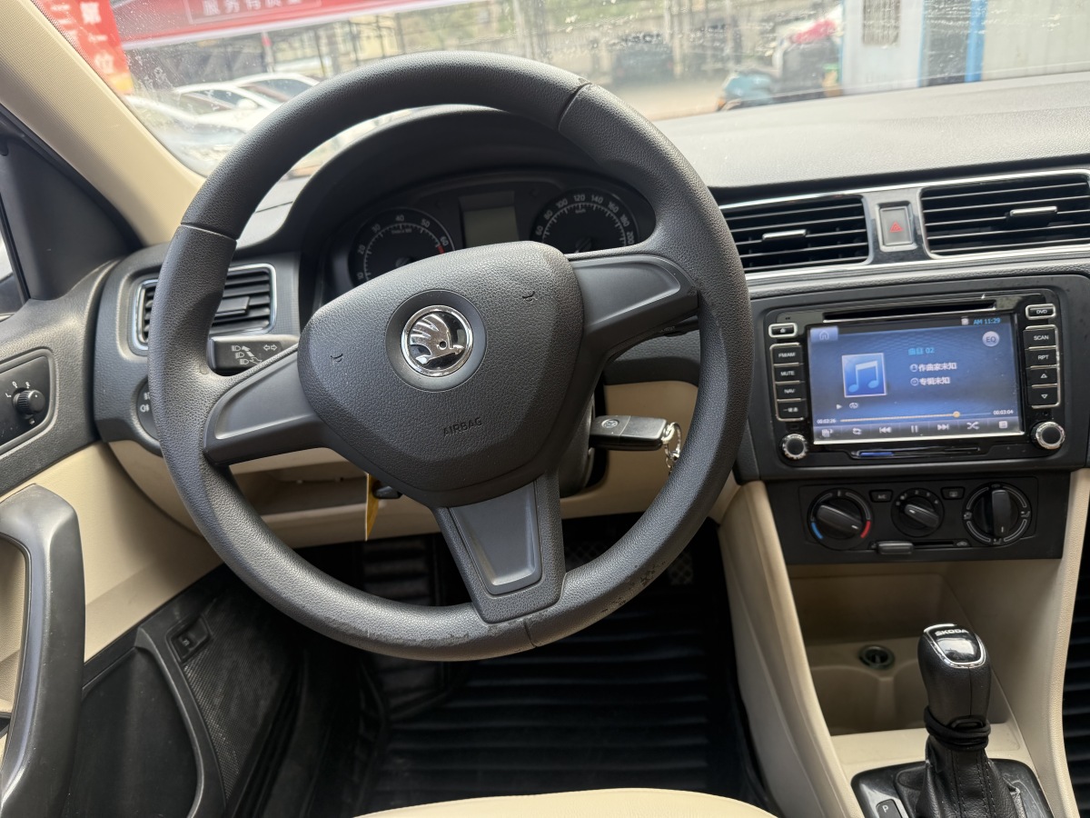 Skoda Rapid 2015 car image #9