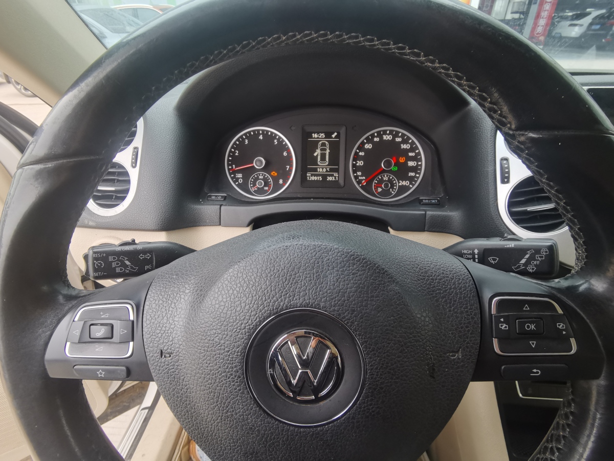 Volkswagen Tiguan 2015 car image #9
