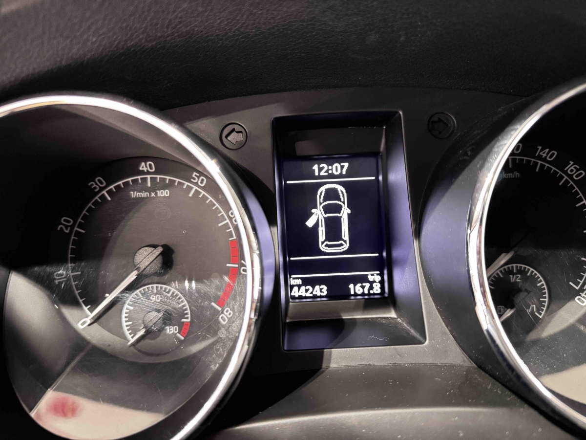 Skoda Yeti 2015 car image #9