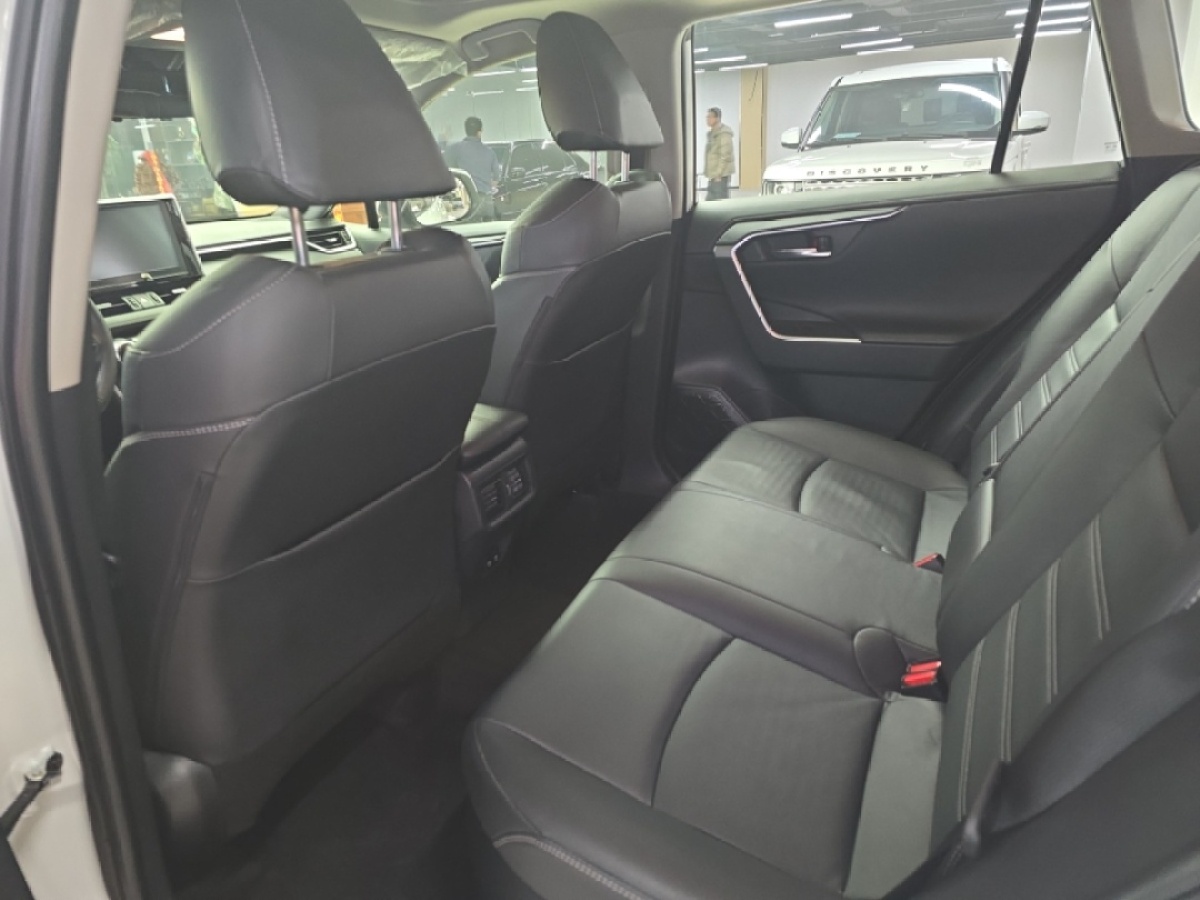 Toyota RAV4 2021 car image #9