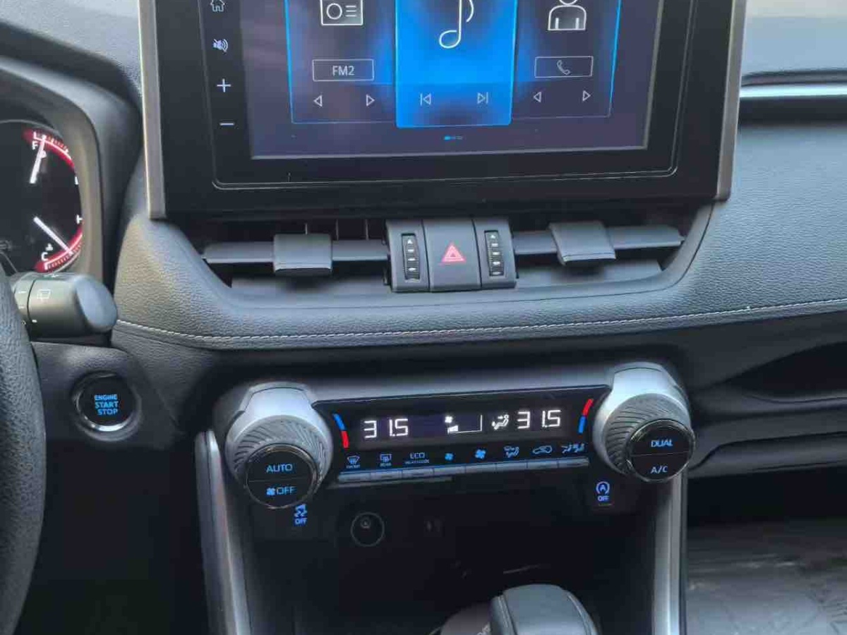 Toyota RAV4 2020 изображение автомобиля #9