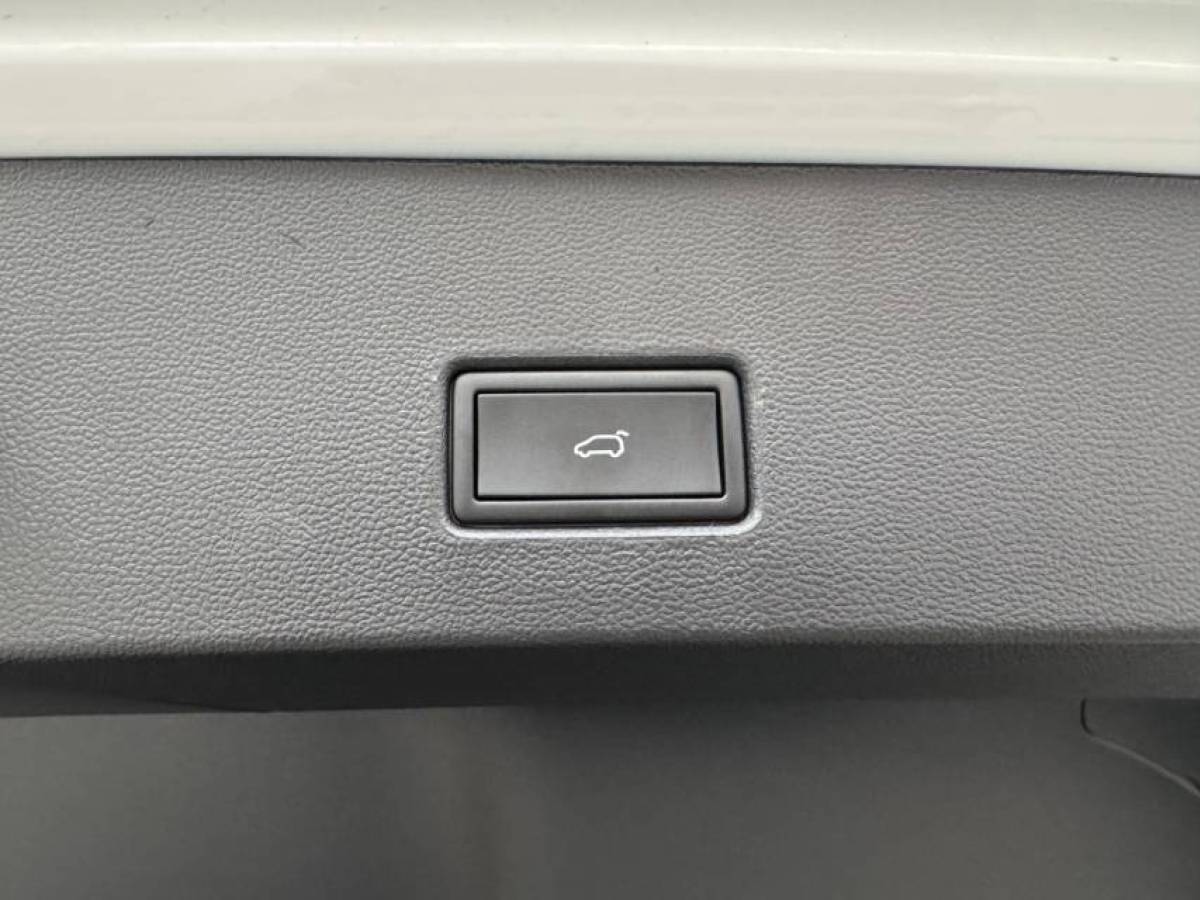 Volkswagen T-Roc 2025 car image #9