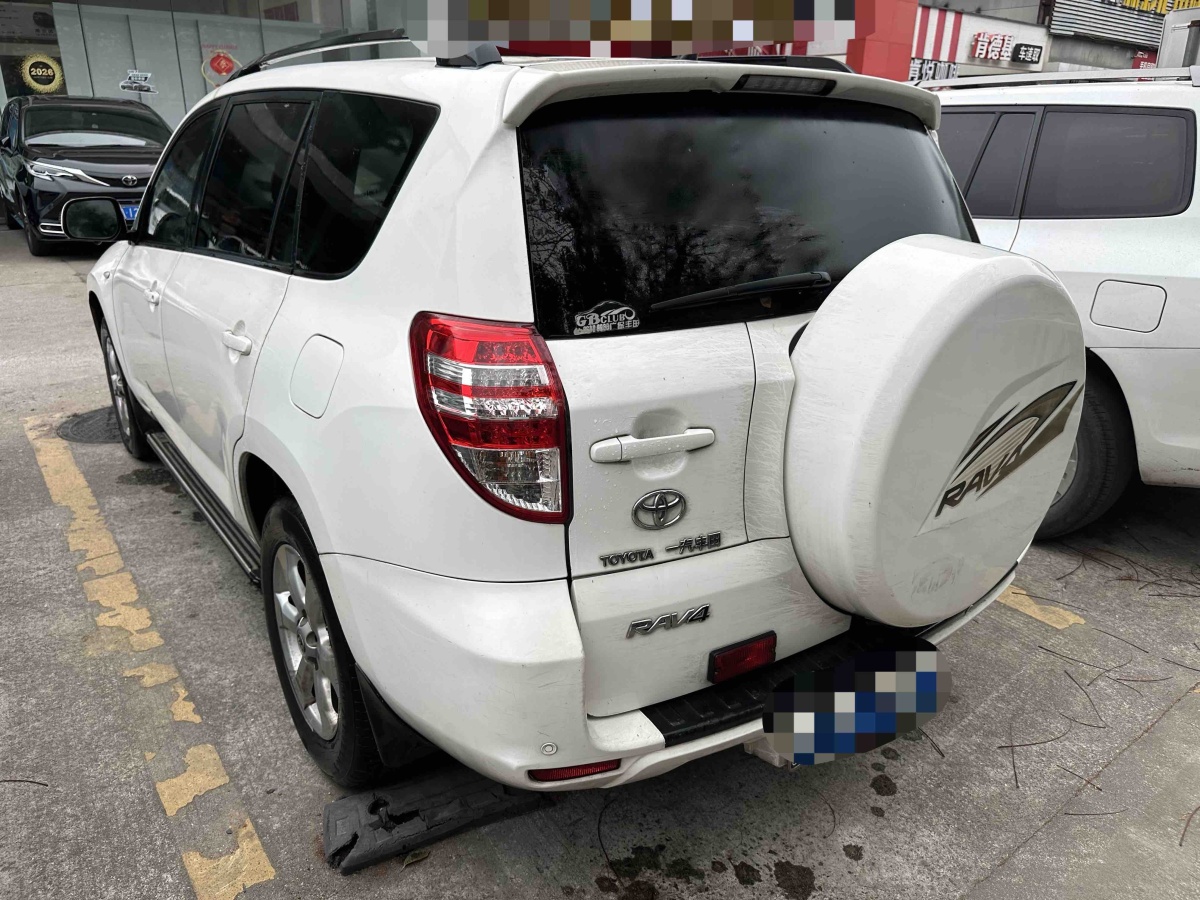 Toyota RAV4 2011 immagine di auto #9