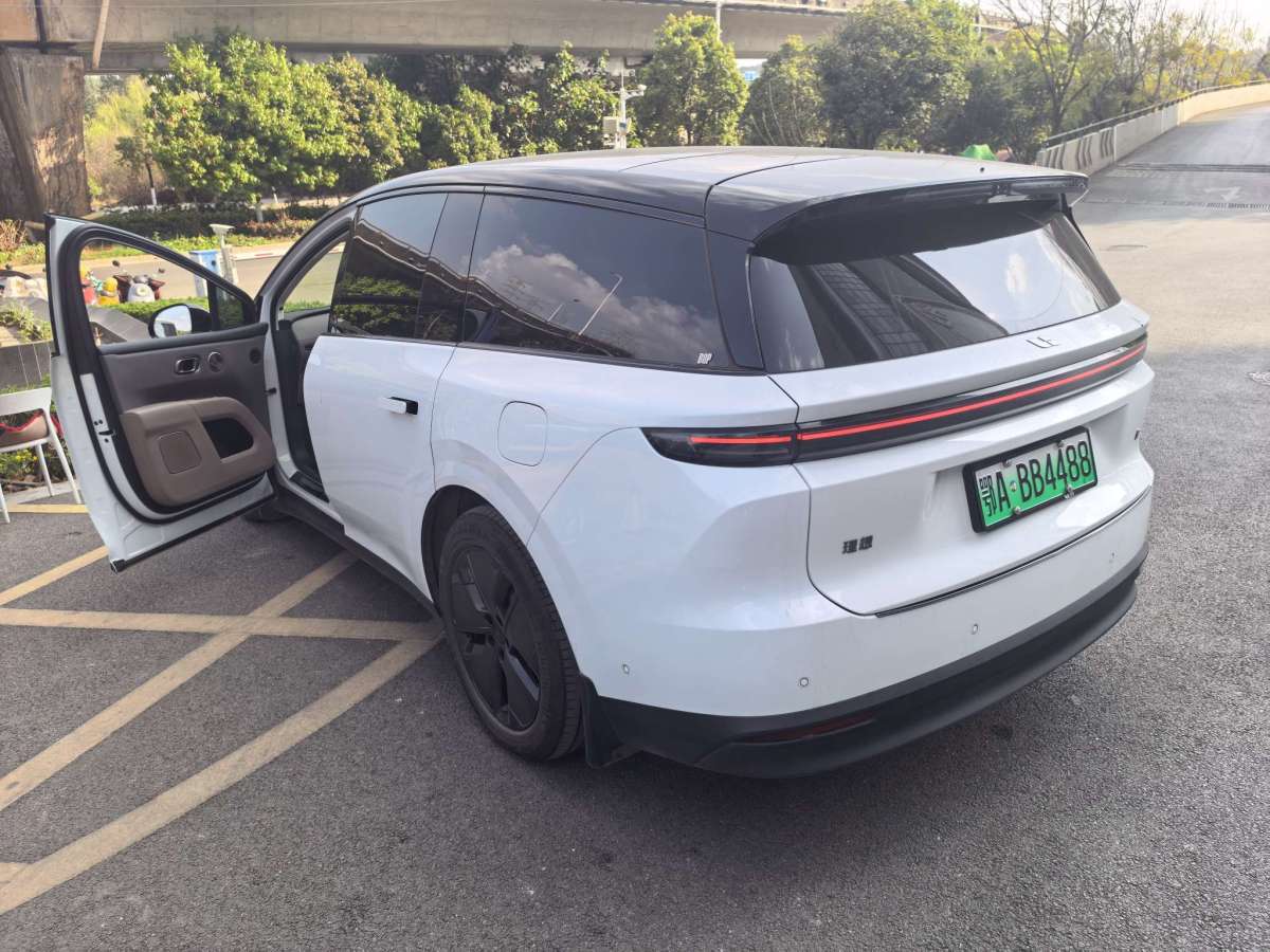 Li i8 2025 image de voiture #9