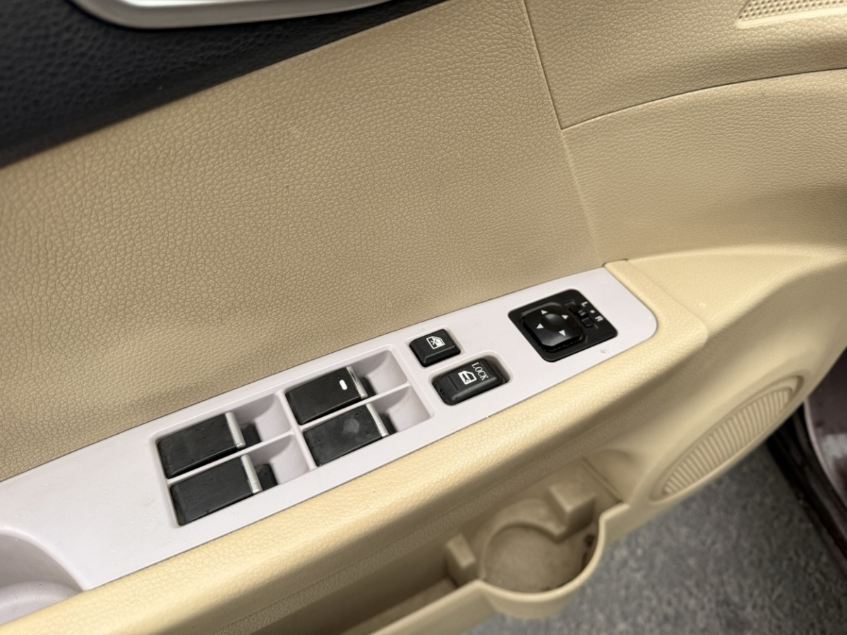 Soueast V5 Lingzhi 2012 car image #9