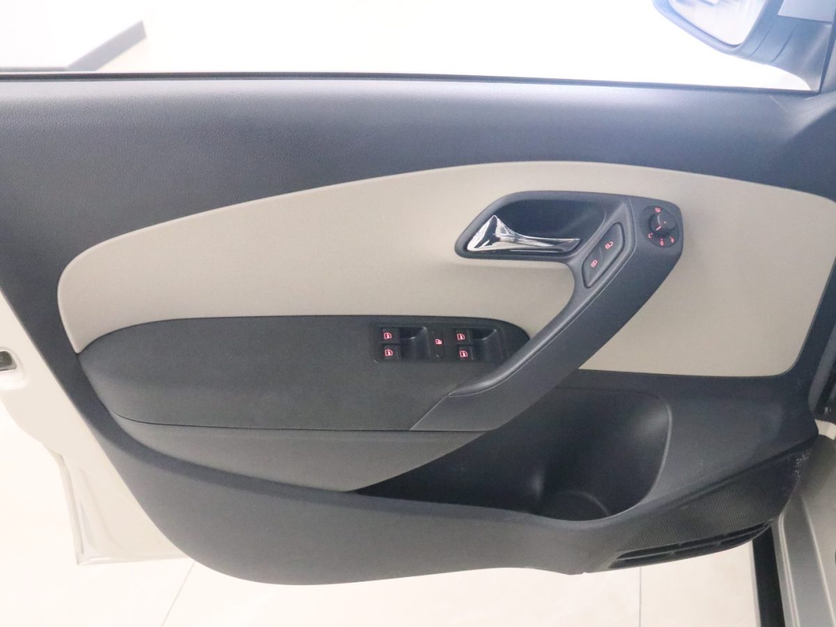 Volkswagen Polo 2014 car image #9