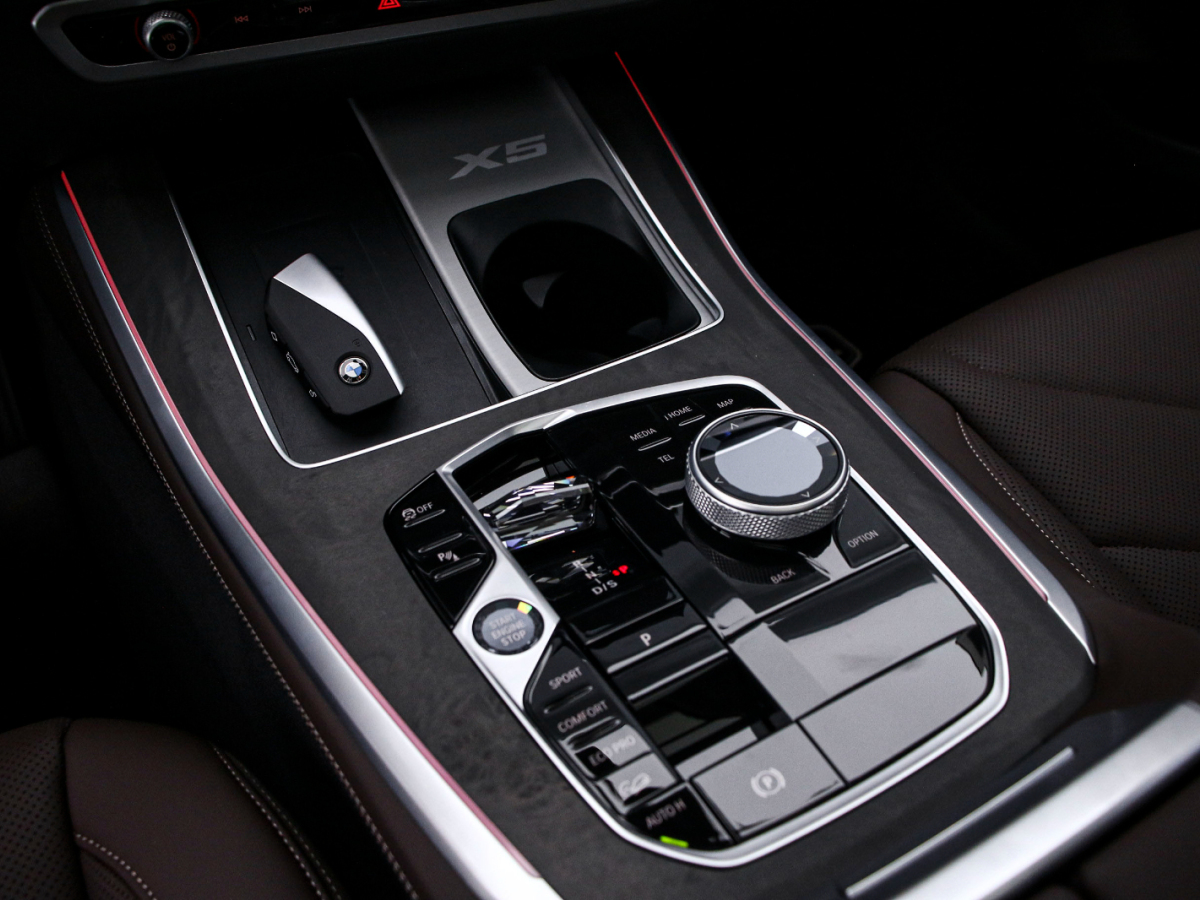 BMW X5 2025 immagine di auto #9