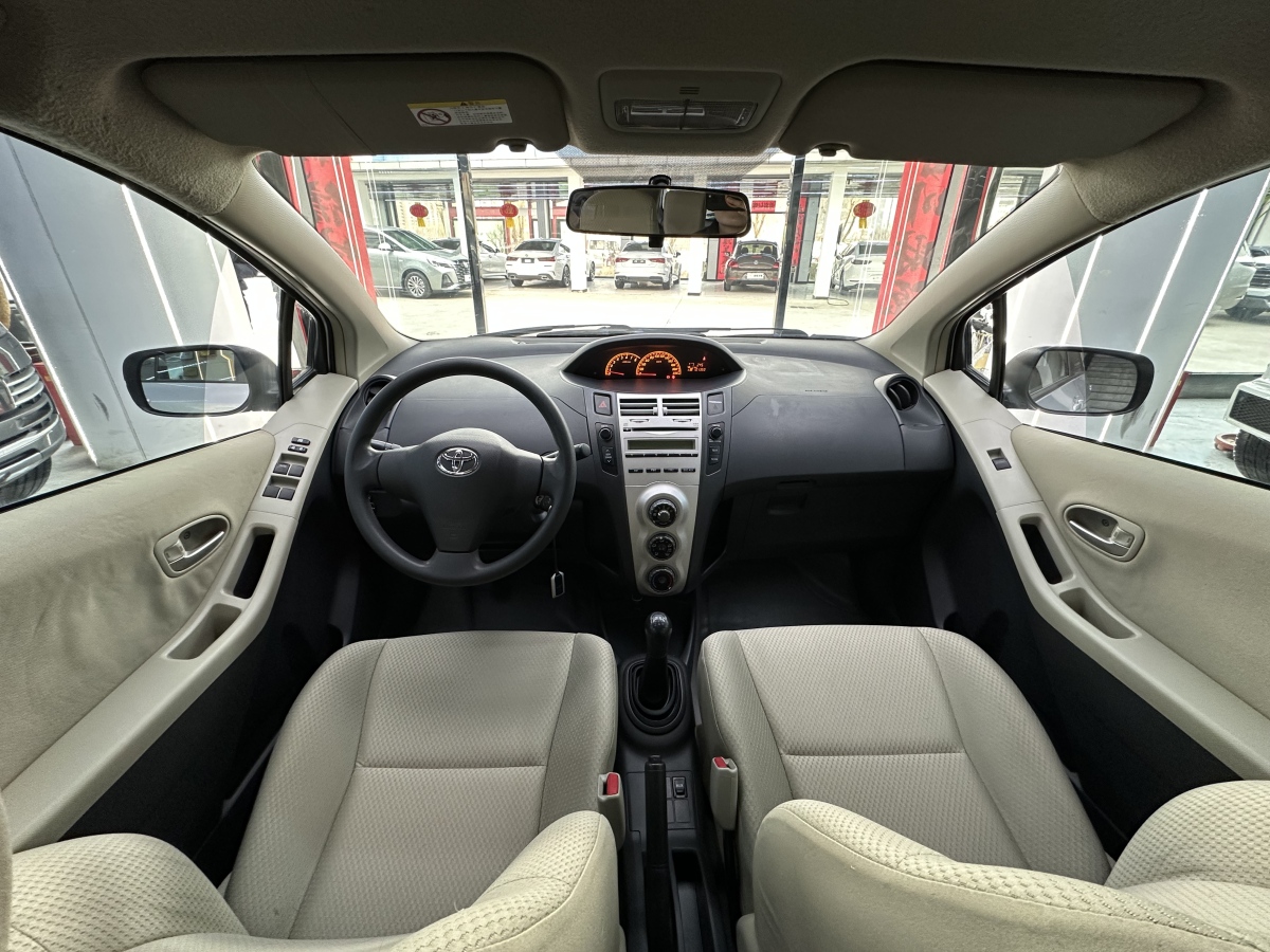 Toyota Yaris 2010 car image #9