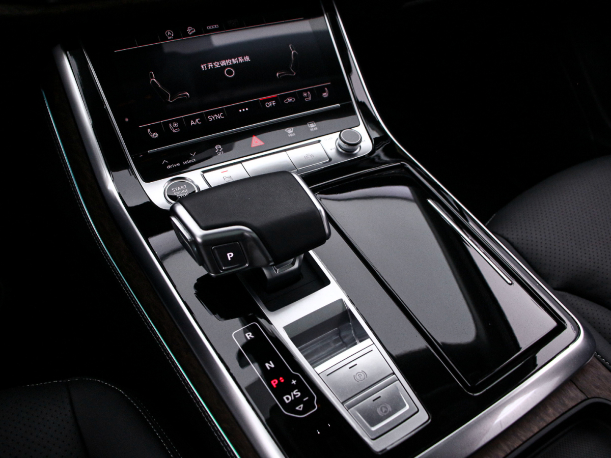 Audi Q7 2024 صورة سيارة #9