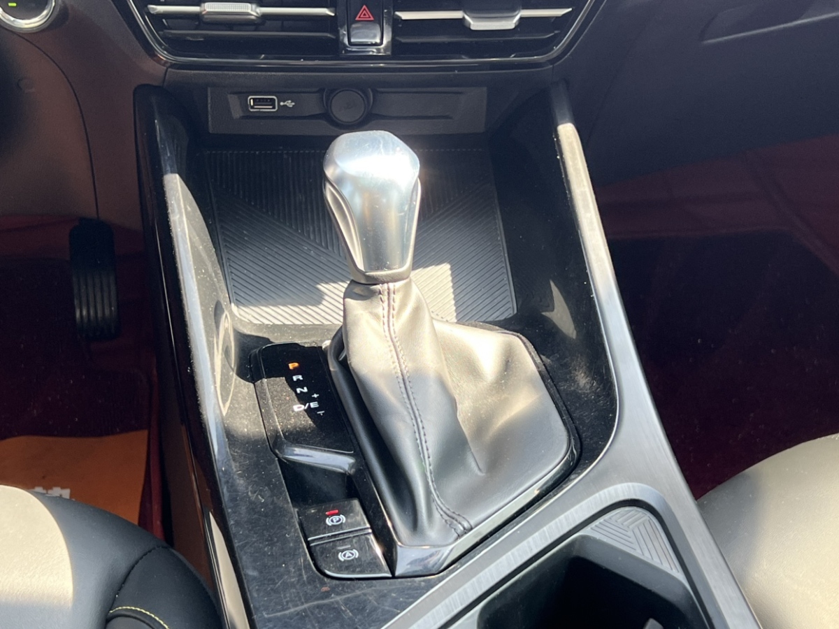 Roewe i5 2022 изображение автомобиля #9