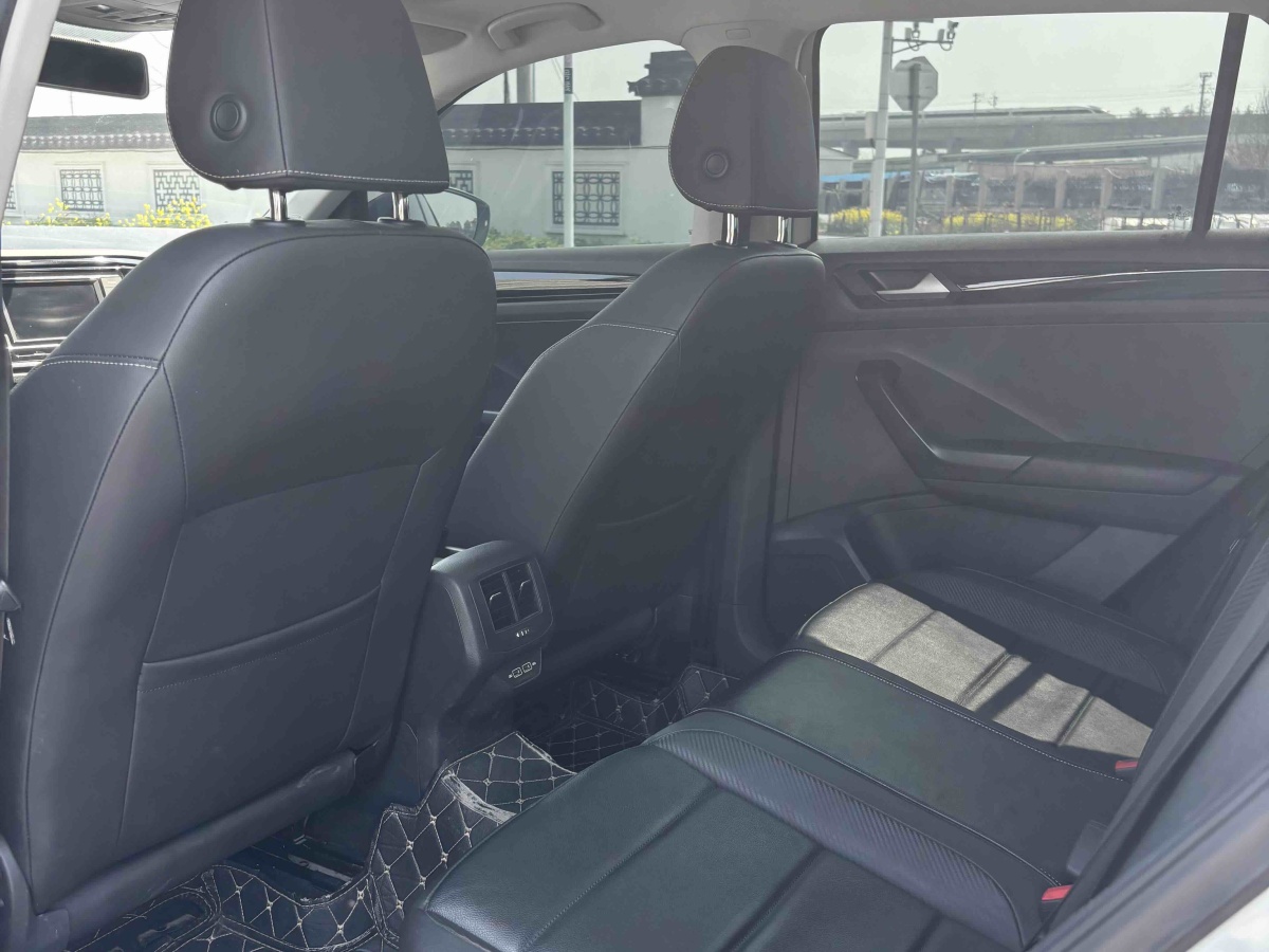 Volkswagen T-Roc 2019 car image #9