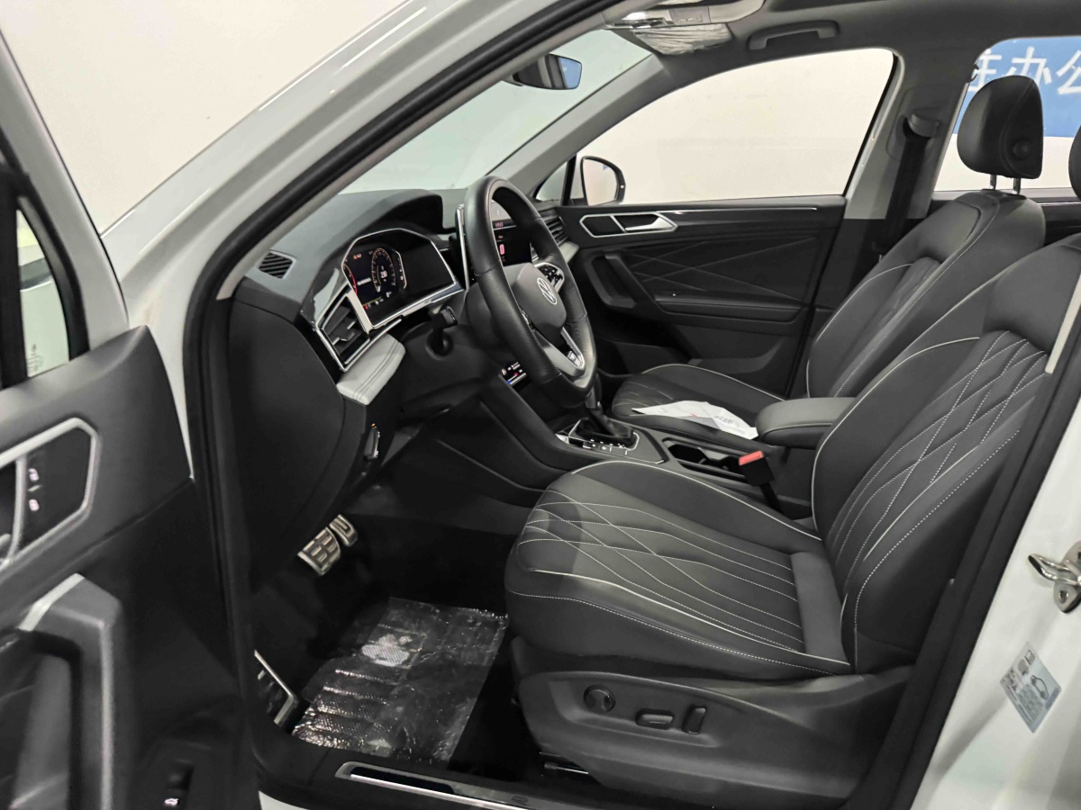 Volkswagen Tiguan L 2024 car image #9