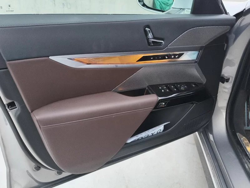 BMW i7 M70L 2023 car image #9