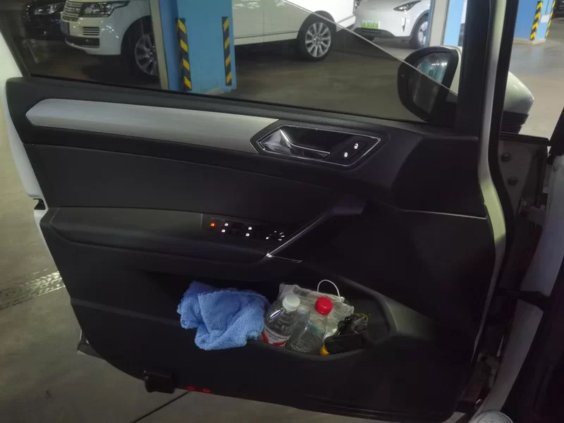 Volkswagen Touran 2018 car image #9