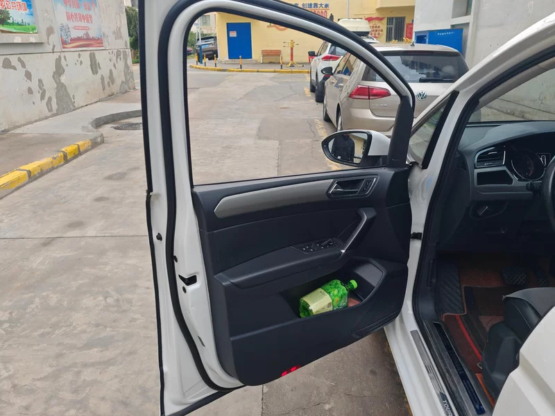 Volkswagen Touran 2018 car image #9