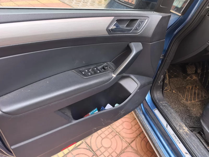 Volkswagen Touran 2018 car image #9