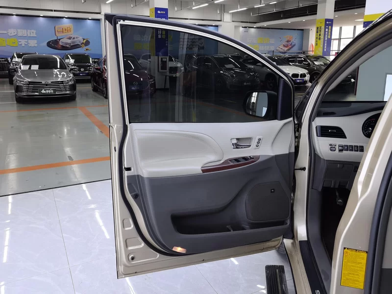 Toyota SIENNA 2013 car image #9