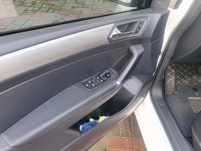 Volkswagen Touran 2018 car image #9