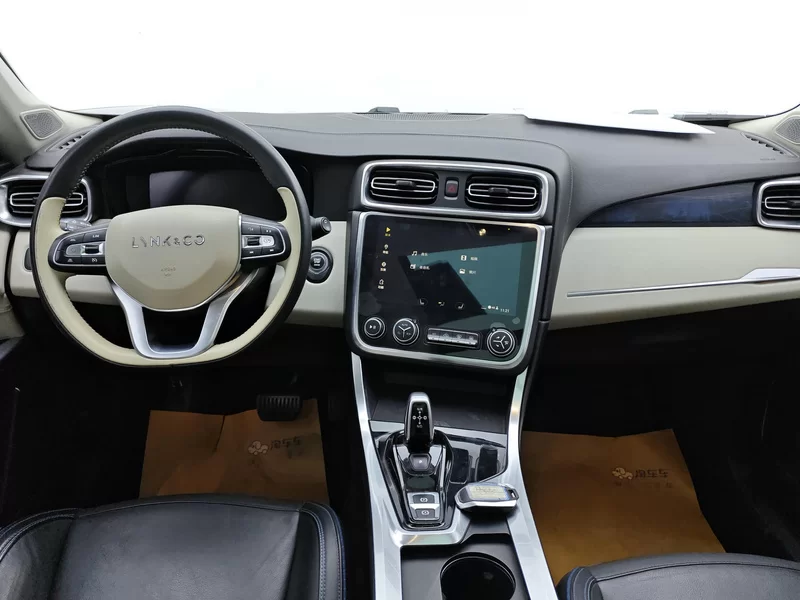 Lynk & Co 01 2018 #9 Lynk & Co 01 2018 car image #9