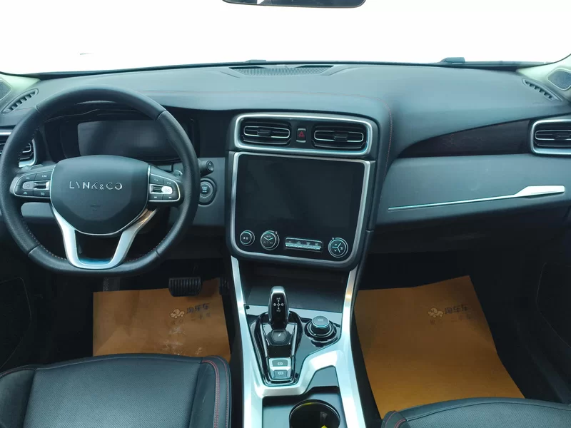 Lynk & Co 01 2018 #9 Lynk & Co 01 2018 car image #9