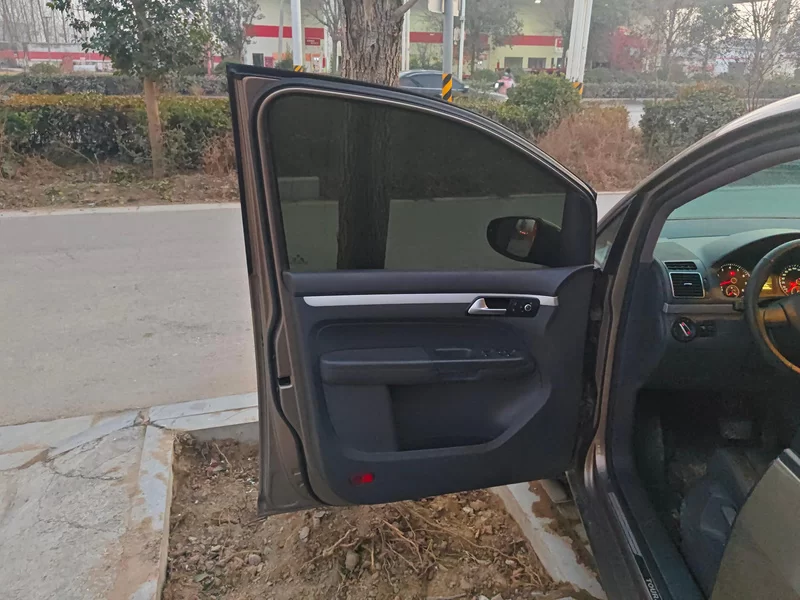 Volkswagen Touran 2015 car image #9