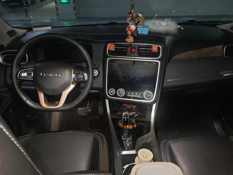 Lynk & Co 01 2018 car image #9