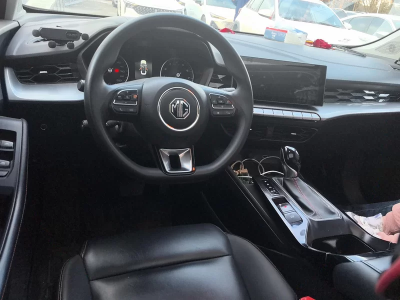 5 2023 immagine di auto #9