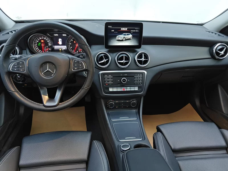 Mercedes-Benz GLA Class 2018 car image #9