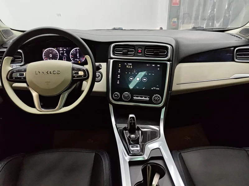 Lynk & Co 01 2018 #9 Lynk & Co 01 2018 car image #9