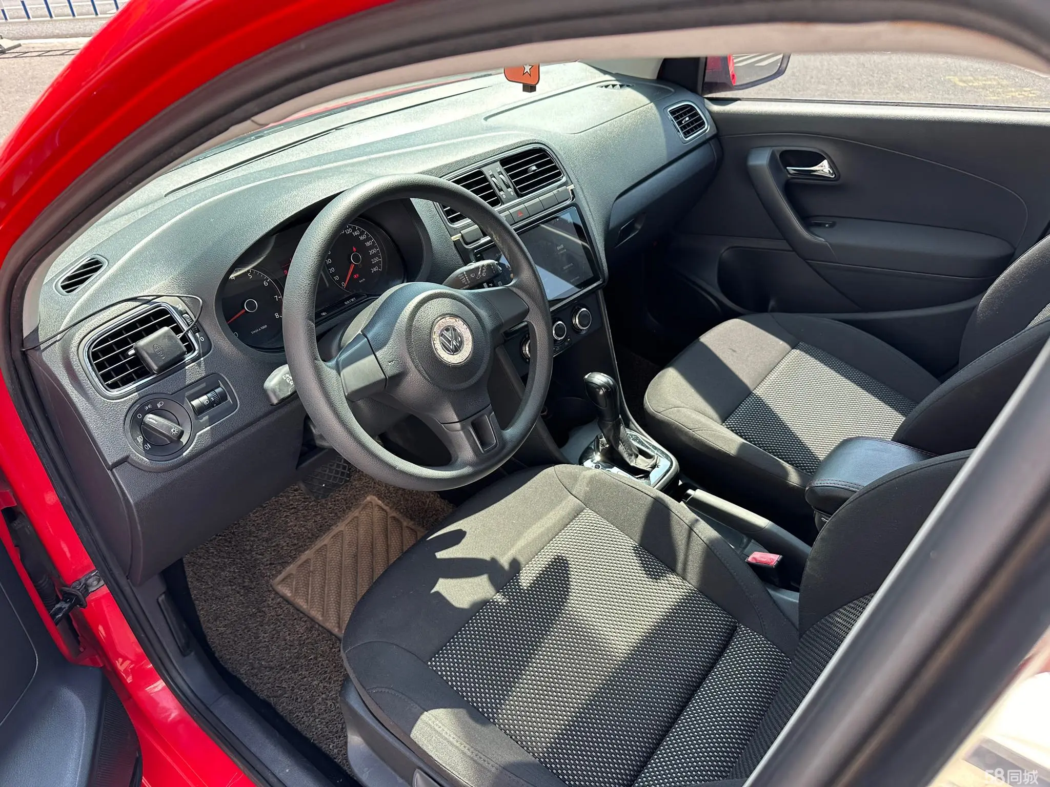 Volkswagen Polo 2012 car image #9